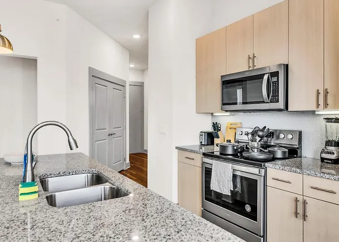 Modern 2bd 2ba Flat Gym And Pool Heart Of Downtown *