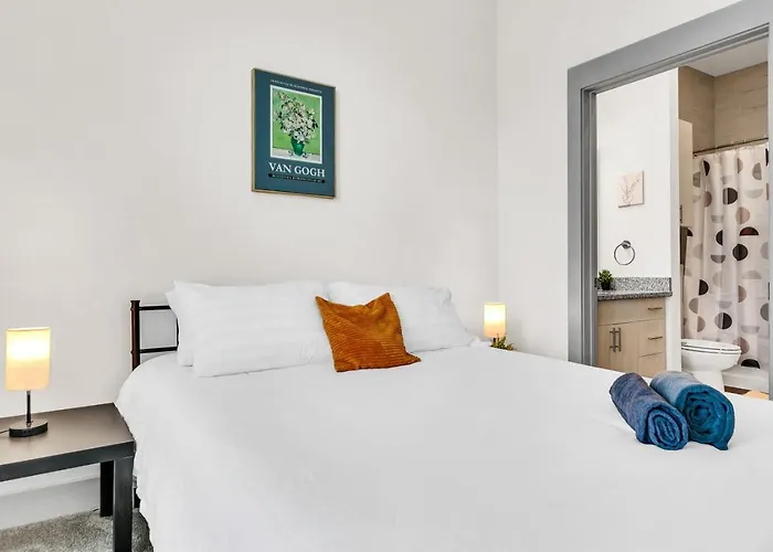 Modern 2bd 2ba Flat Gym And Pool Heart Of Downtown Apartment