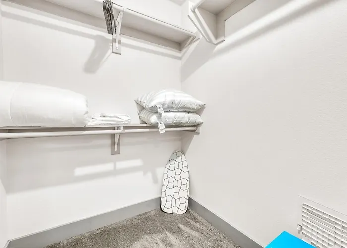 Modern 2bd 2ba Flat Gym And Pool Heart Of Downtown Apartment *