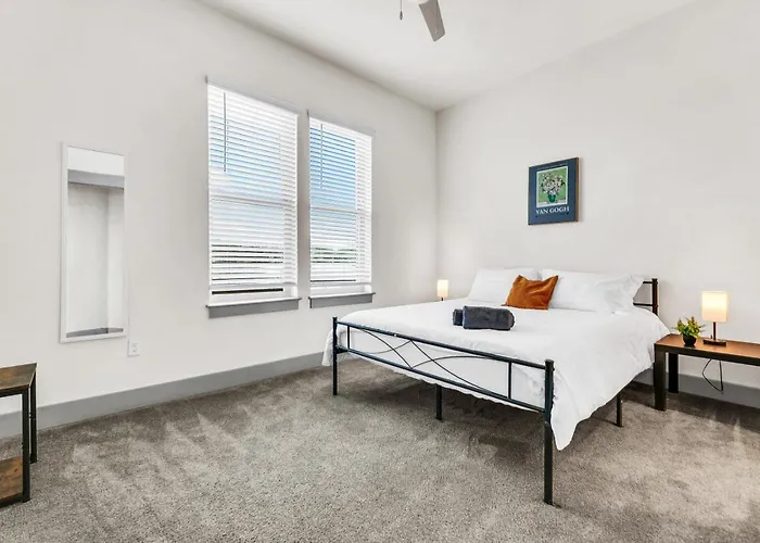 Modern 2bd 2ba Flat Gym And Pool Heart Of Downtown *
