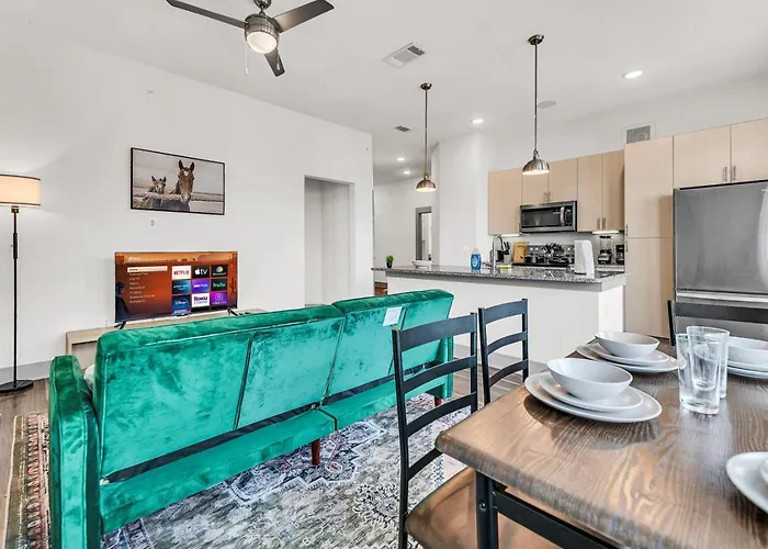 Modern 2bd 2ba Flat Gym And Pool Heart Of Downtown Apartment