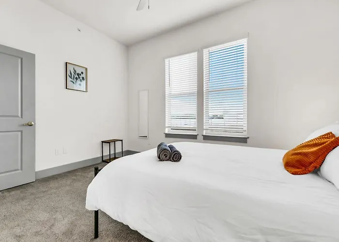 Modern 2bd 2ba Flat Gym And Pool Heart Of Downtown Apartment *