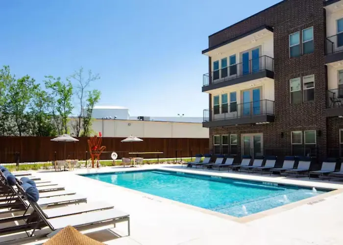 Modern 2bd 2ba Flat Gym And Pool Heart Of Downtown *