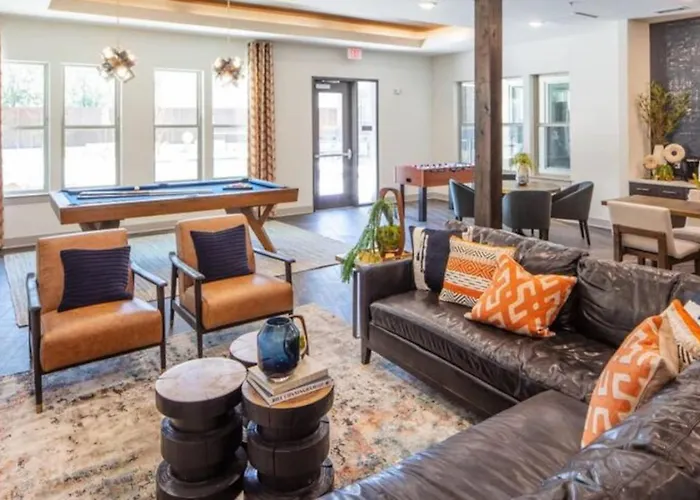 Modern 2bd 2ba Flat Gym And Pool Heart Of Downtown