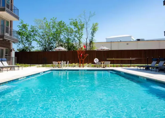 Modern 2bd 2ba Flat Gym And Pool Heart Of Downtown *